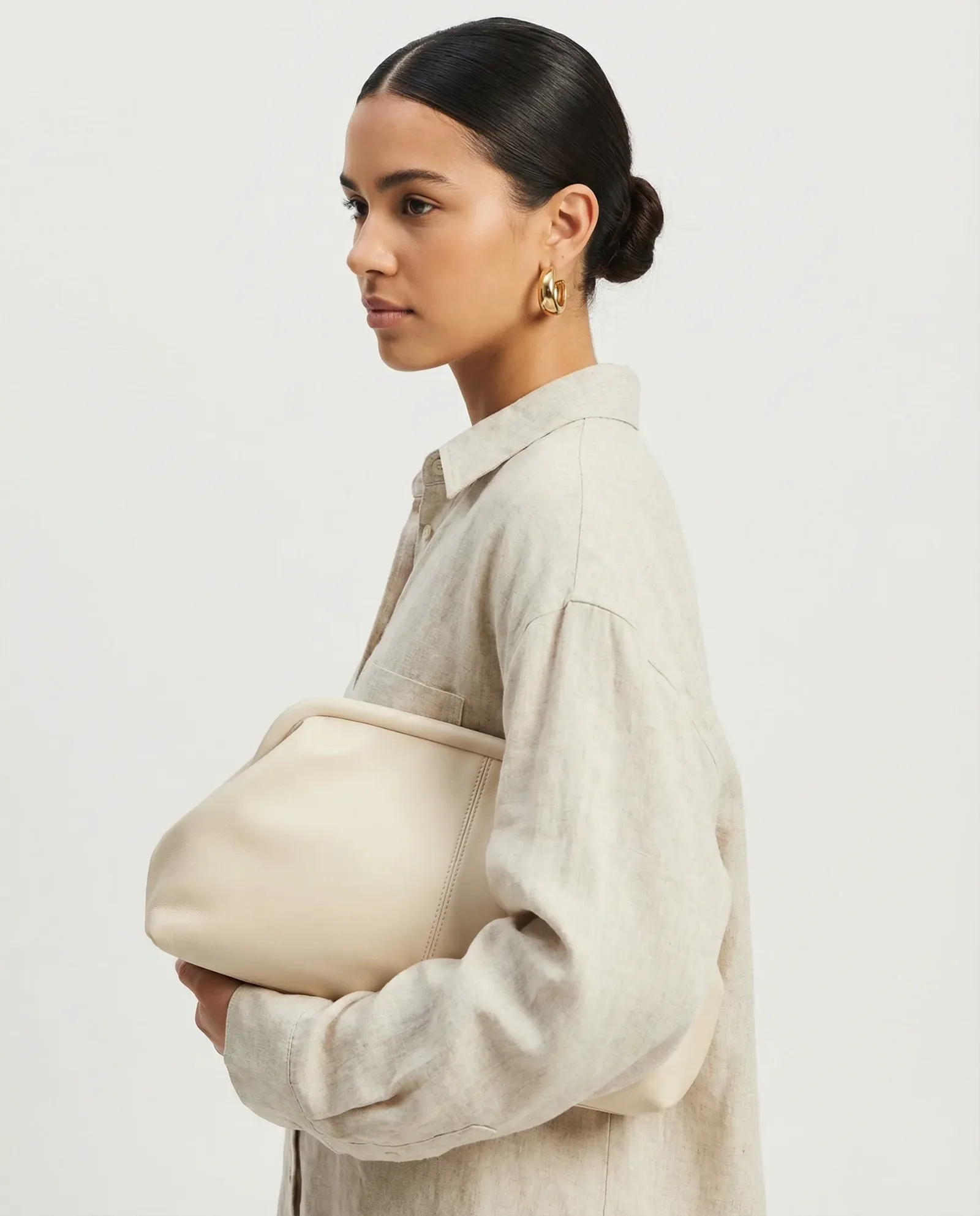 Immagine e-commerce fashion generata con AI di modella con outfit beige neutro e borsa coordinata su sfondo minimal