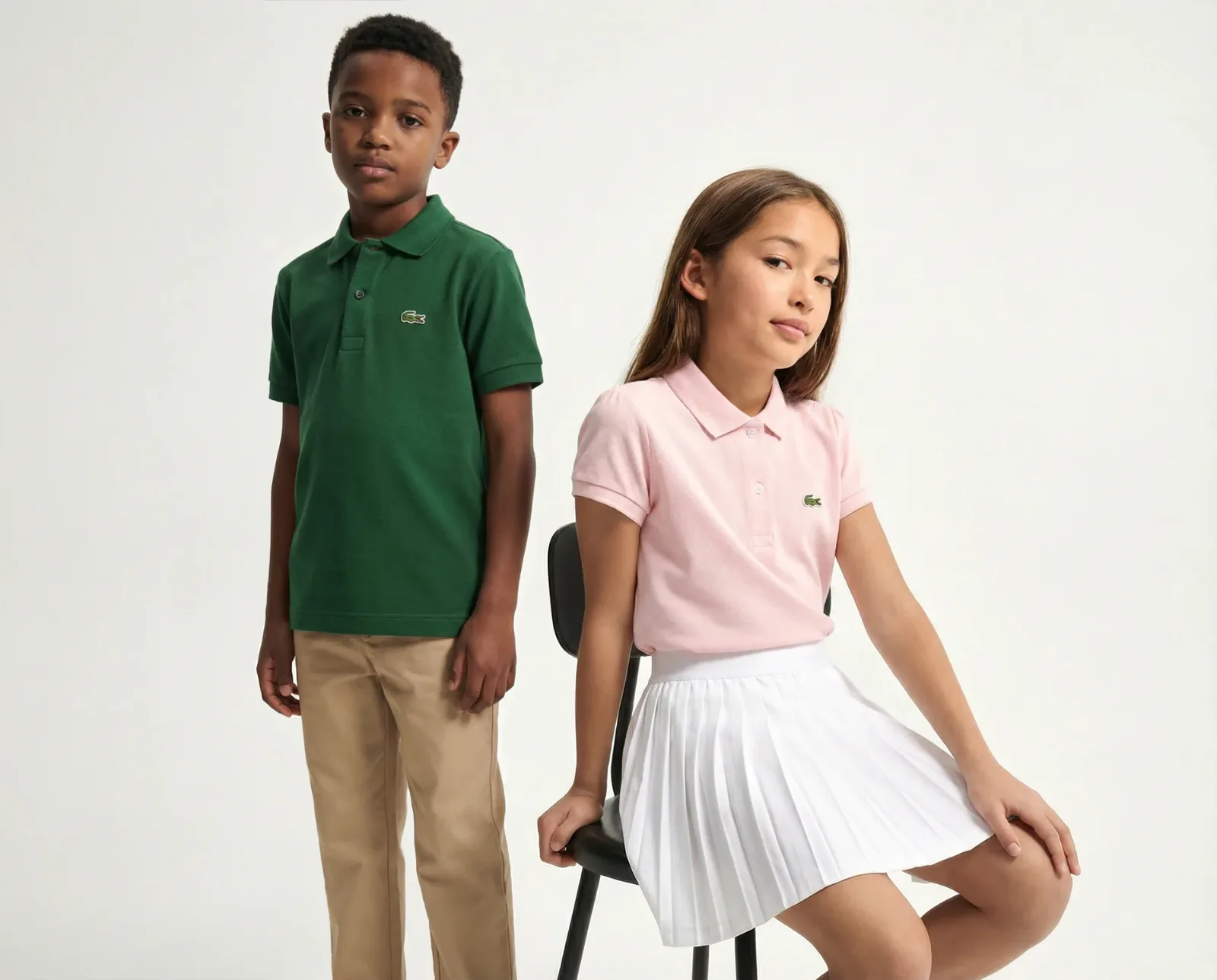 Immagine e-commerce con modelli junior in polo verde e t-shirt rosa su sfondo neutro