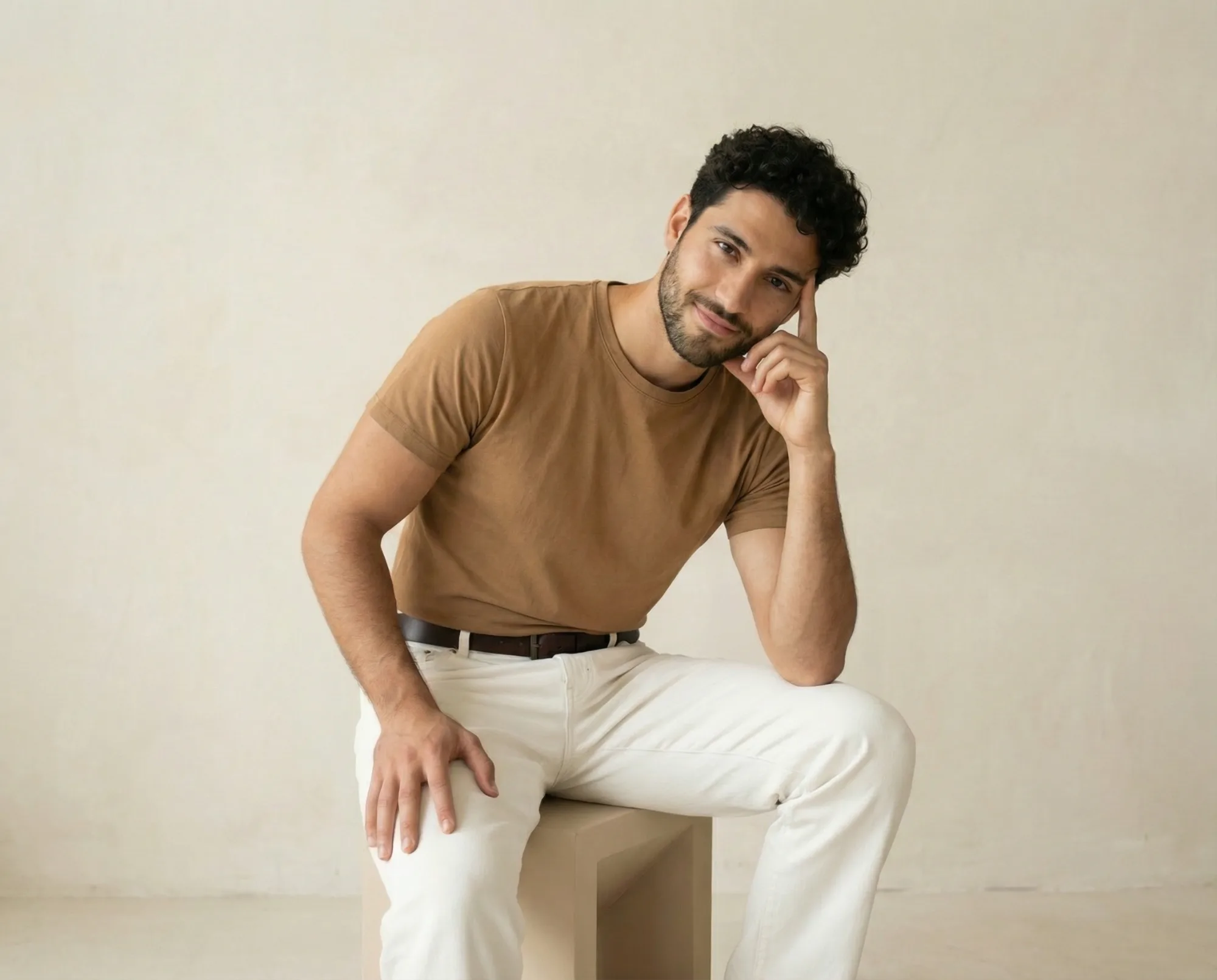 Immagine e-commerce con modello in t-shirt beige e pantaloni chiari su sfondo neutro