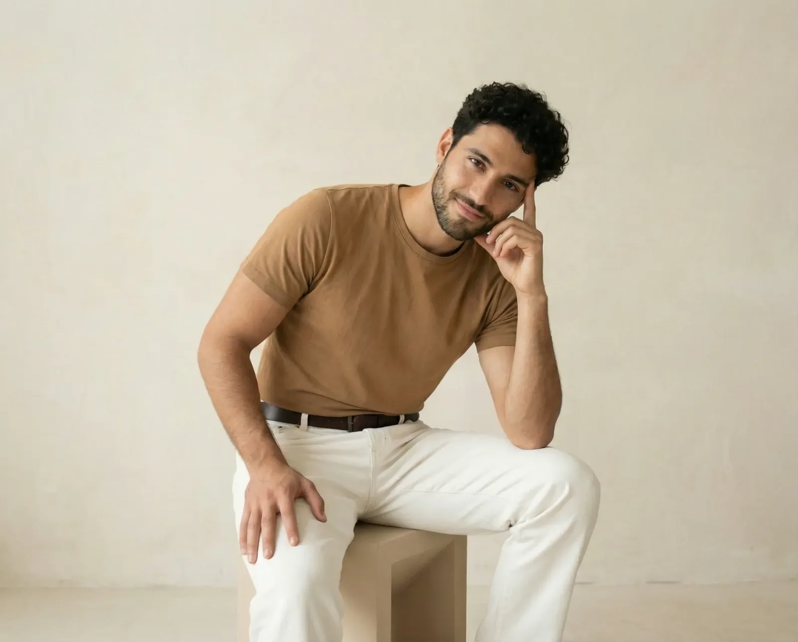 Immagine e-commerce con modello in t-shirt beige e pantaloni chiari su sfondo neutro