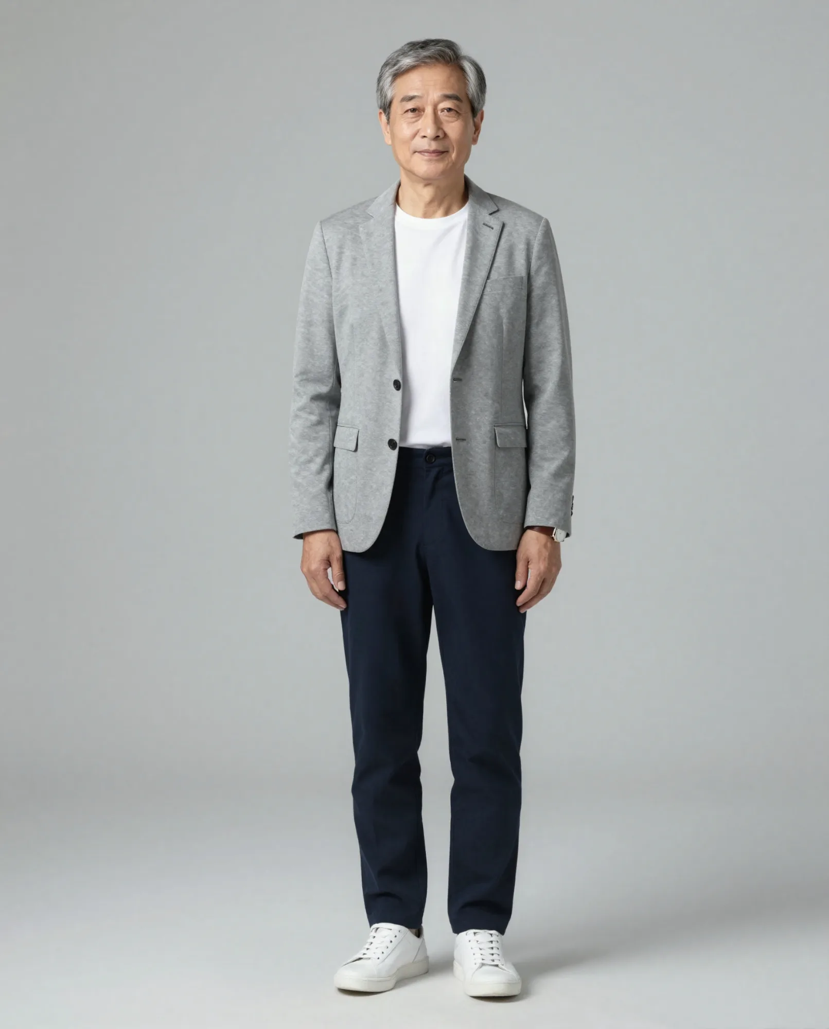 Immagine e-commerce con modello senior in blazer grigio su sfondo chiaro