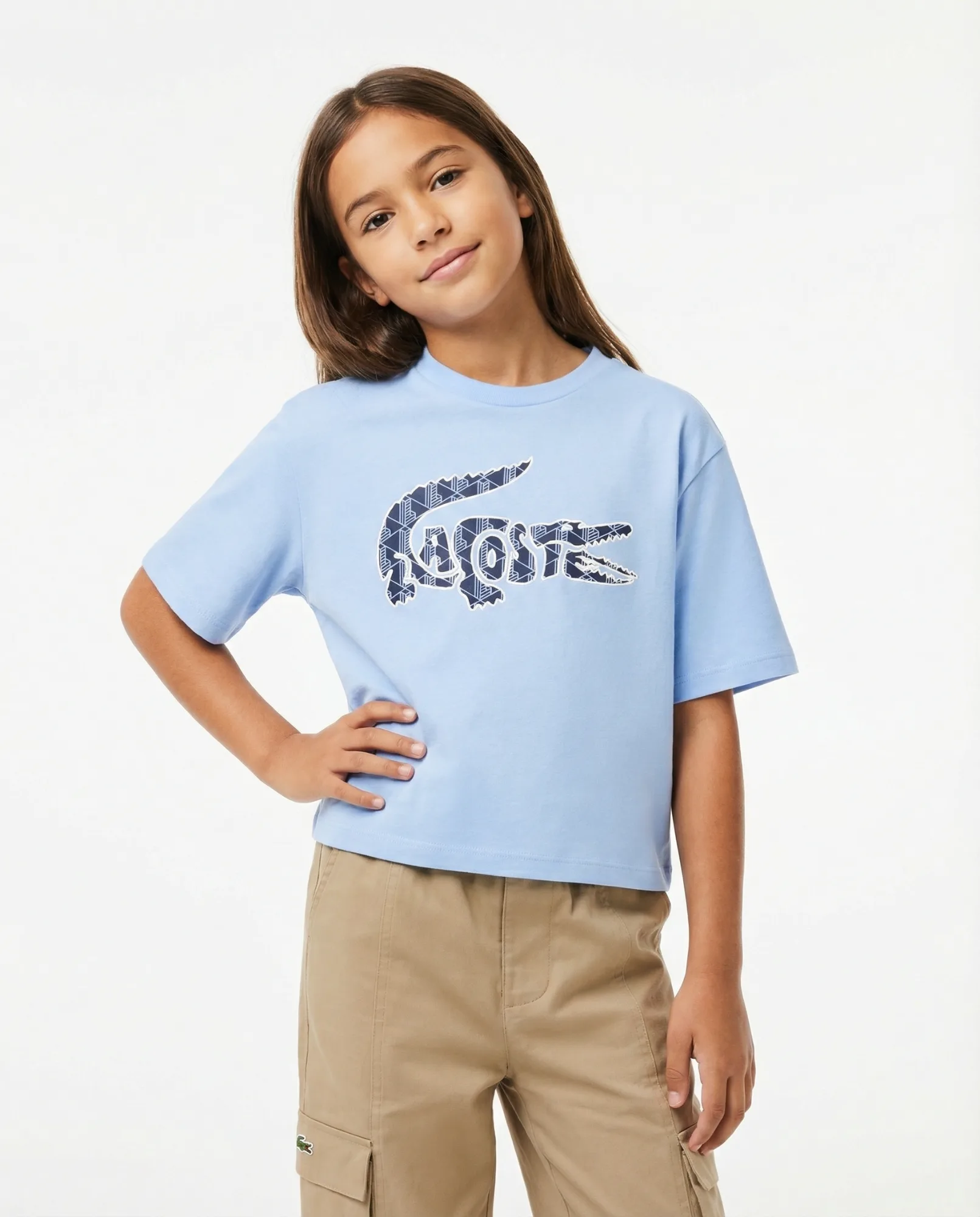 Immagine e-commerce con modella junior in t-shirt azzurra e pantaloni beige