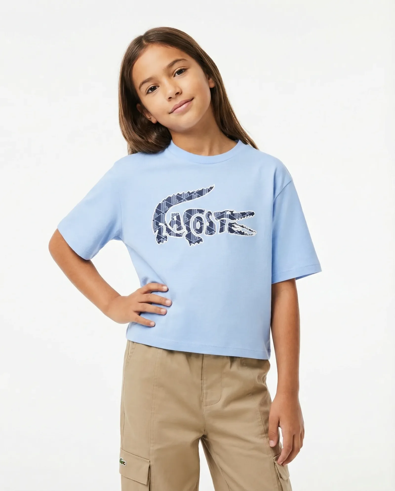 Immagine e-commerce con modella junior in t-shirt azzurra e pantaloni beige