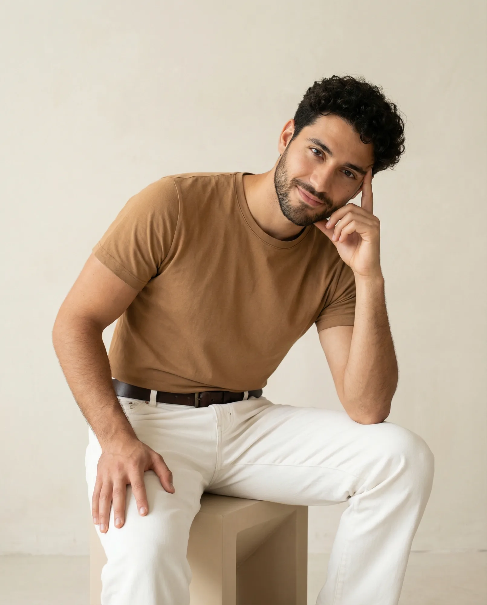 Immagine e-commerce con modello in t-shirt beige e pantaloni chiari su sfondo neutro