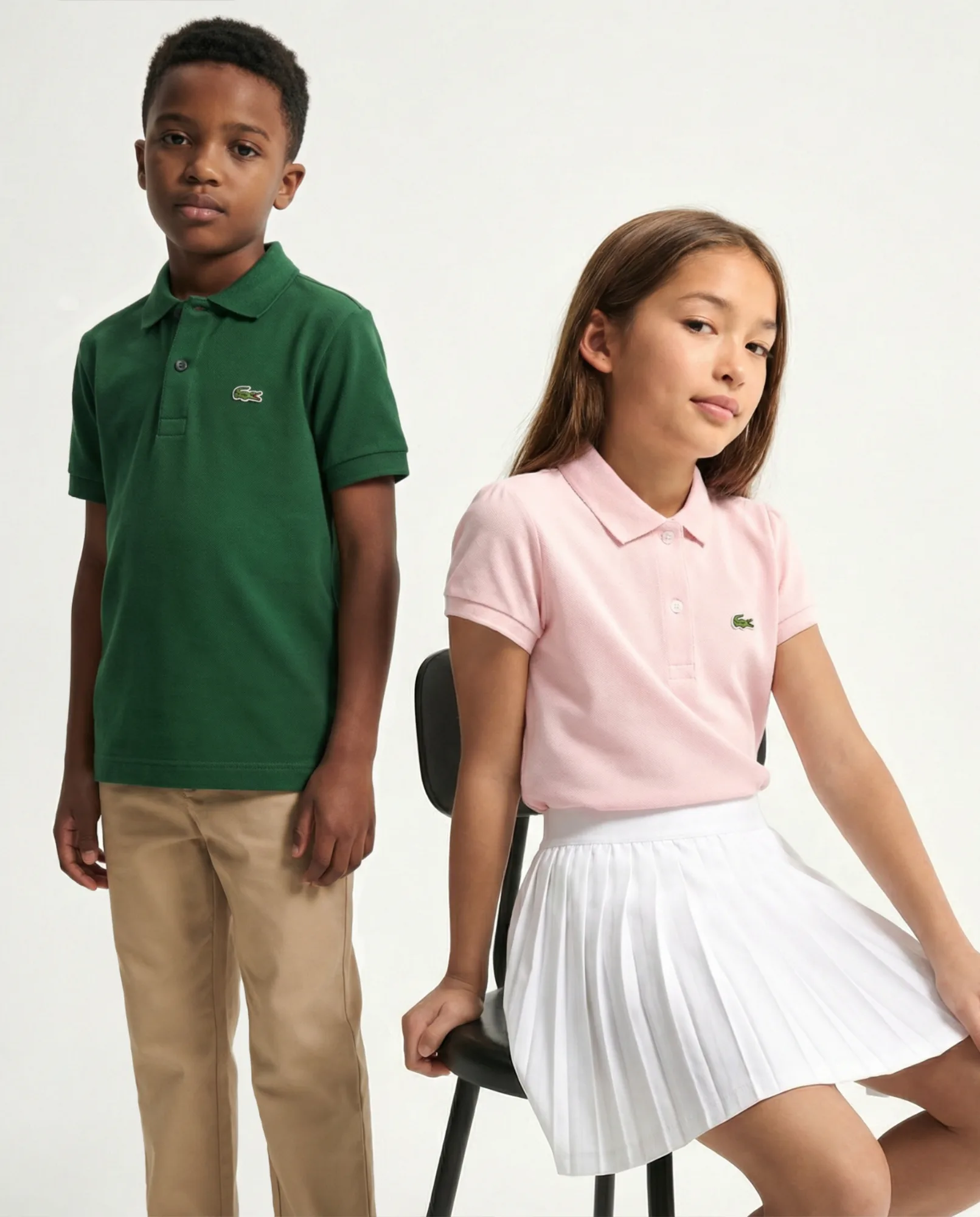 Immagine e-commerce con modelli junior in polo verde e t-shirt rosa su sfondo neutro