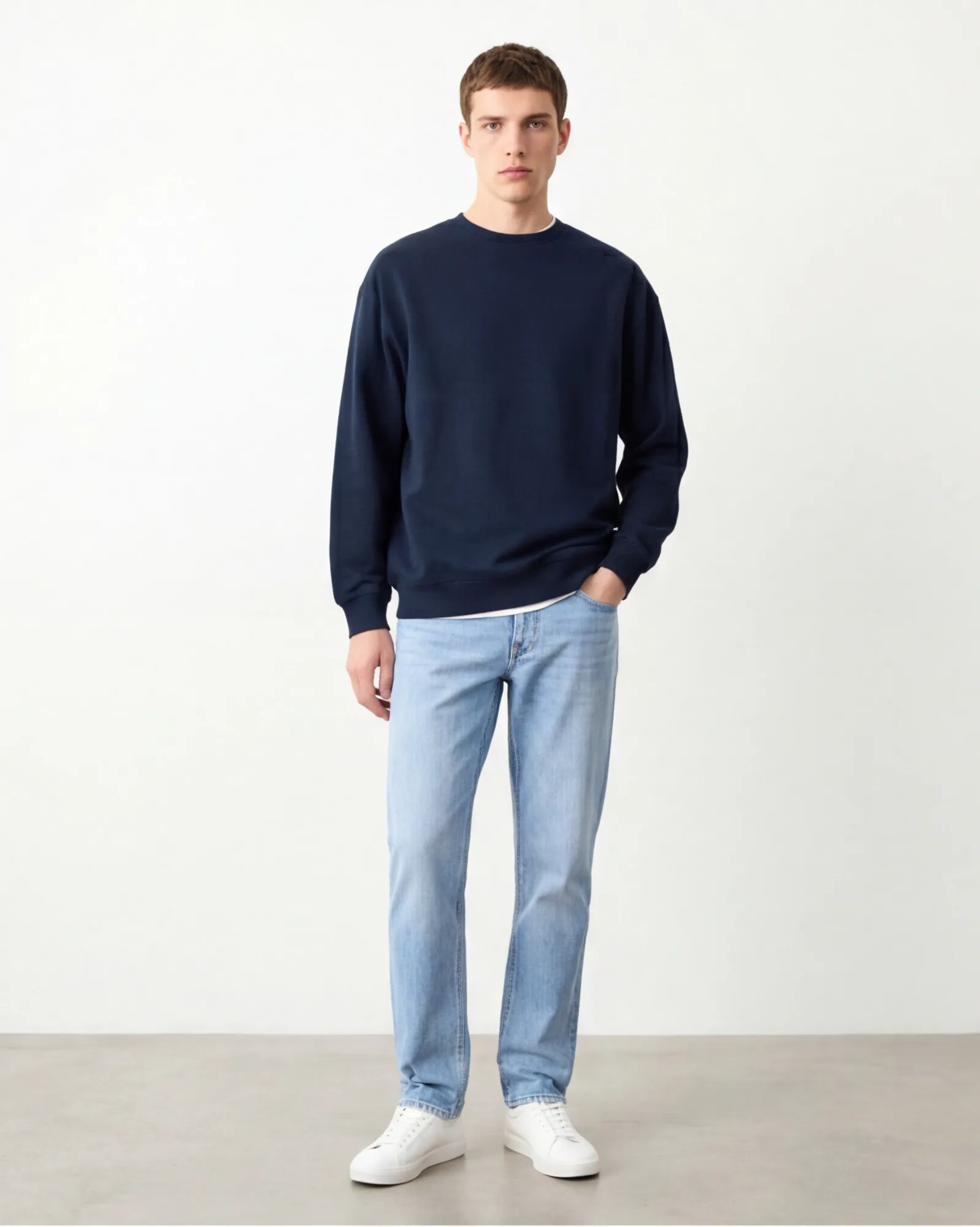 Immagine e-commerce con modello che indossa felpa blu navy, vista frontale su sfondo neutro