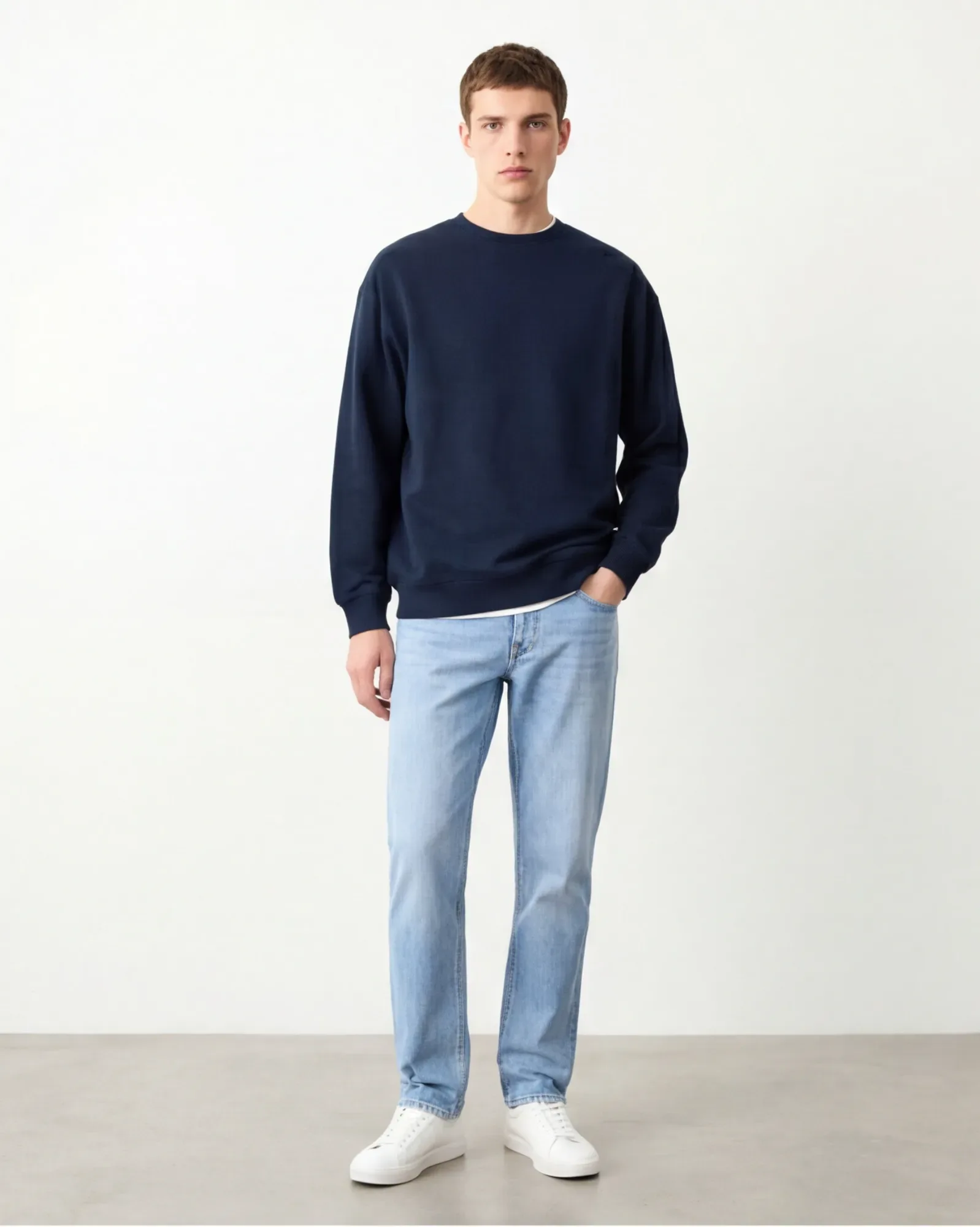 Immagine e-commerce con modello che indossa felpa blu navy, vista frontale su sfondo neutro