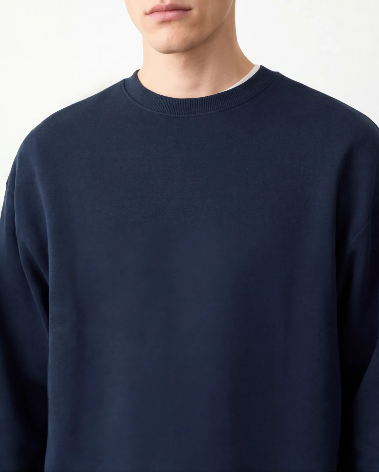 Dettaglio ravvicinato felpa blu navy per scheda prodotto e-commerce