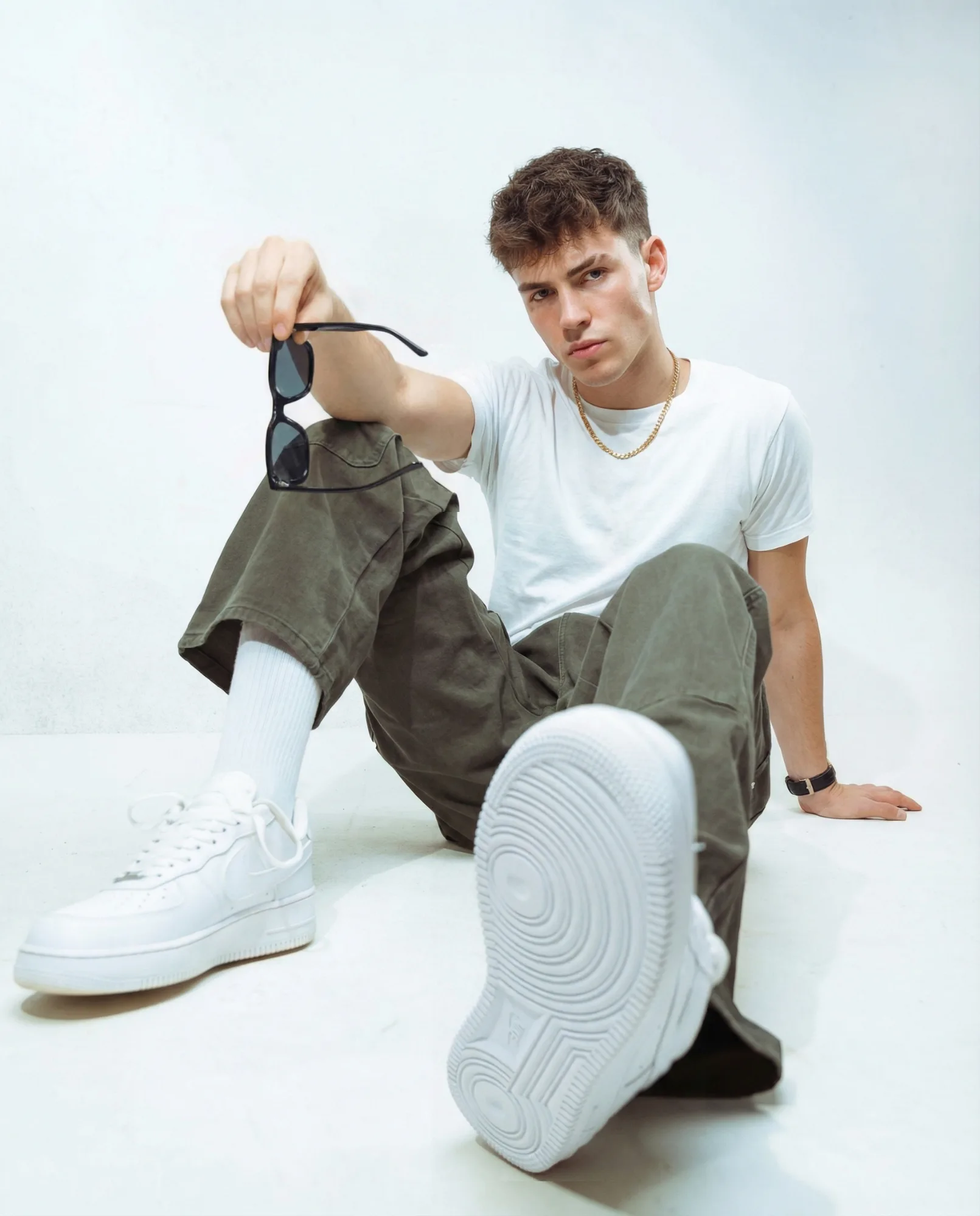 Immagine e-commerce moda generata con AI con modello casual e sneaker in primo piano su sfondo chiaro