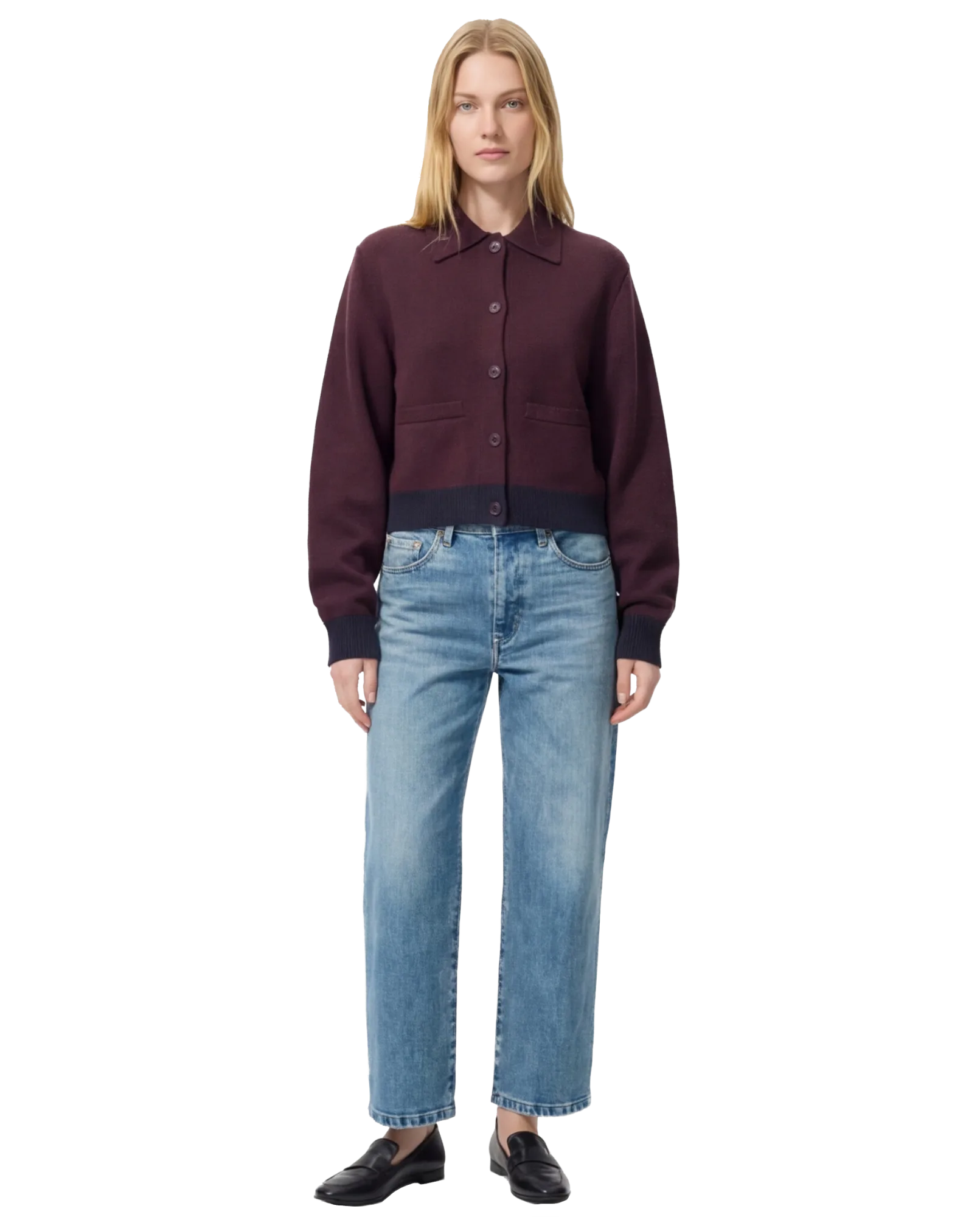 Immagine e-commerce fashion con modella in outfit bordaux neutro, vista frontale su sfondo bianco