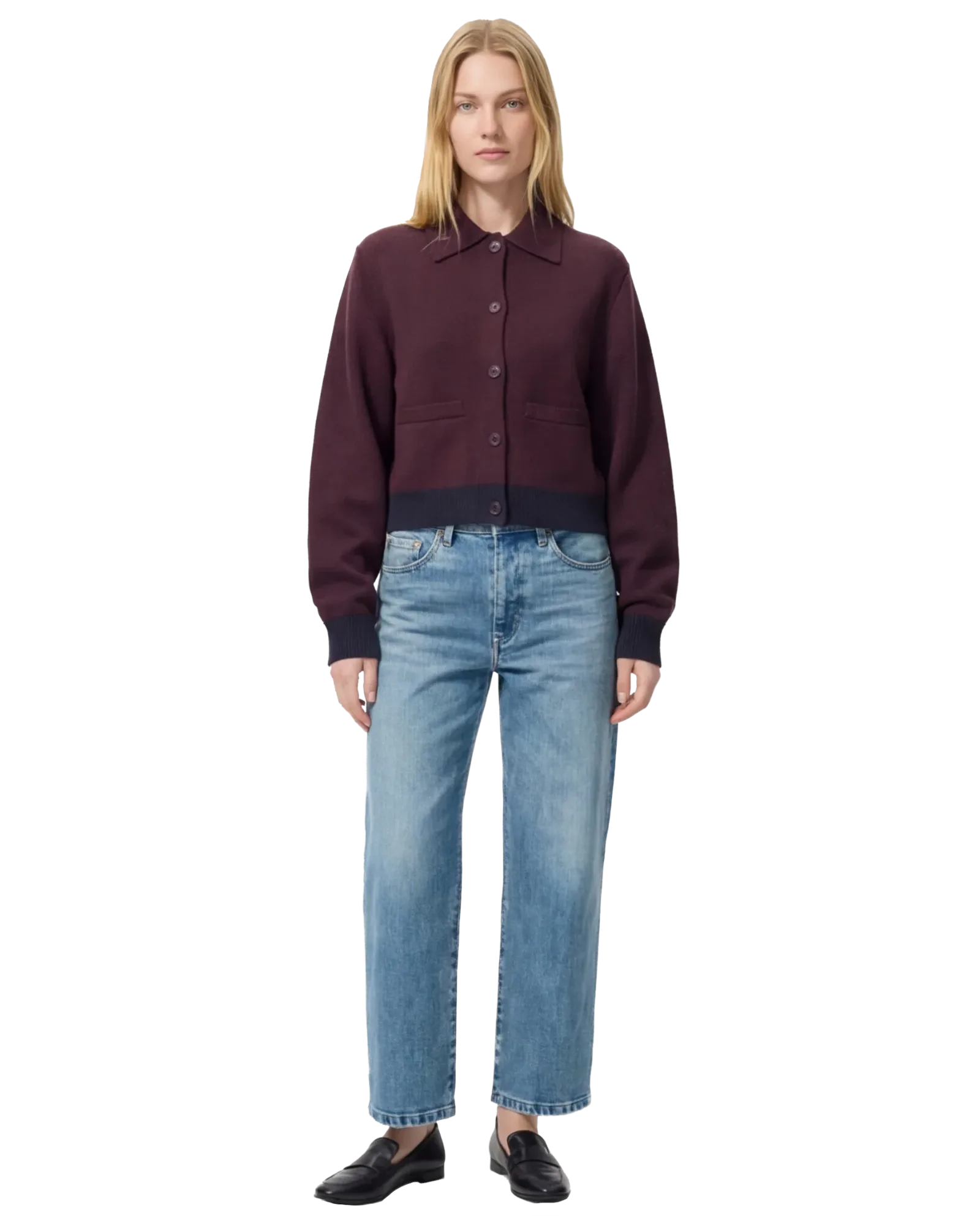 Immagine e-commerce fashion con modella in outfit bordaux neutro, vista frontale su sfondo bianco