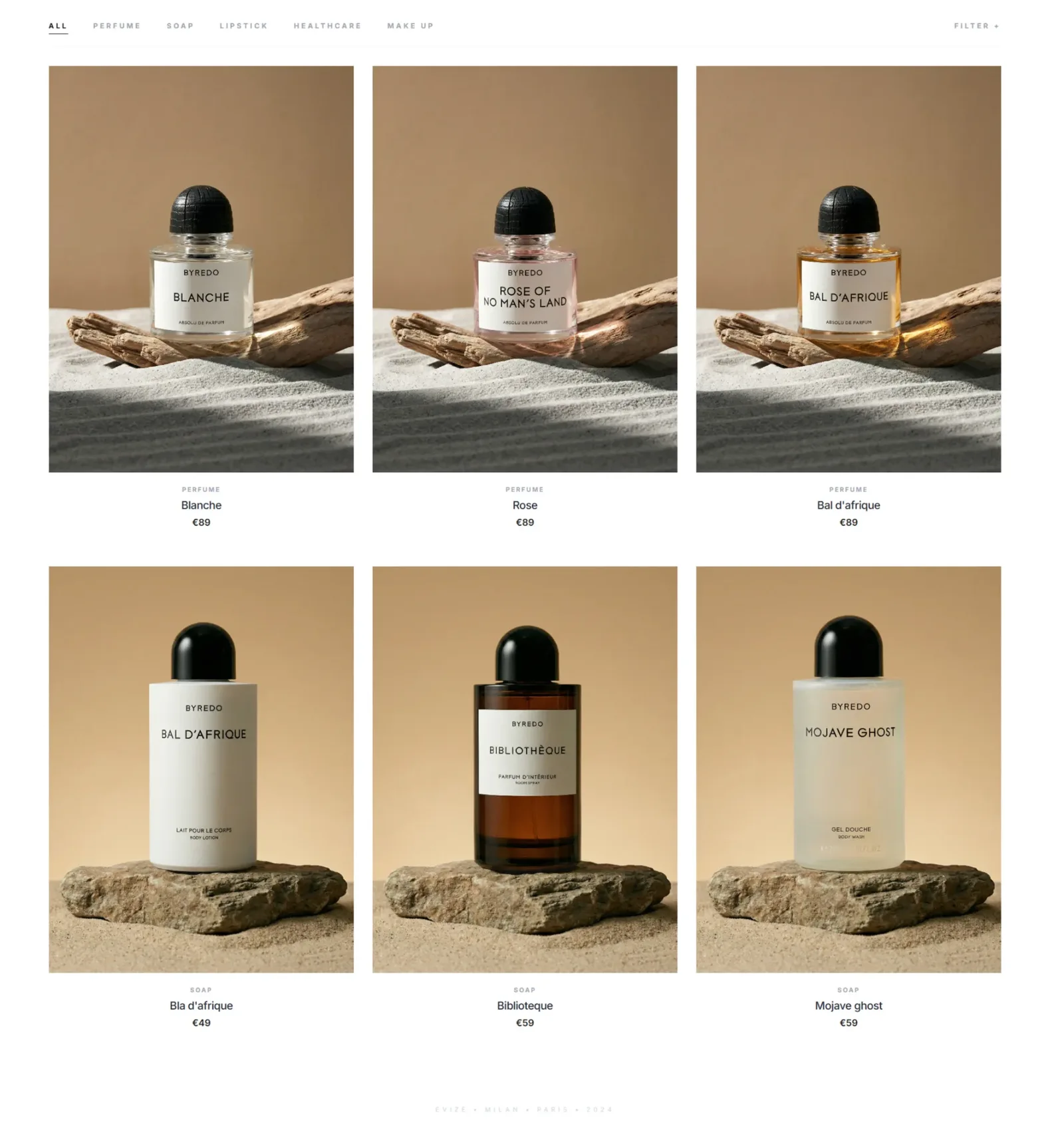 Griglia e-commerce di prodotti beauty e profumi su sfondo sabbia con styling minimal e luce calda, mockup catalogo online
