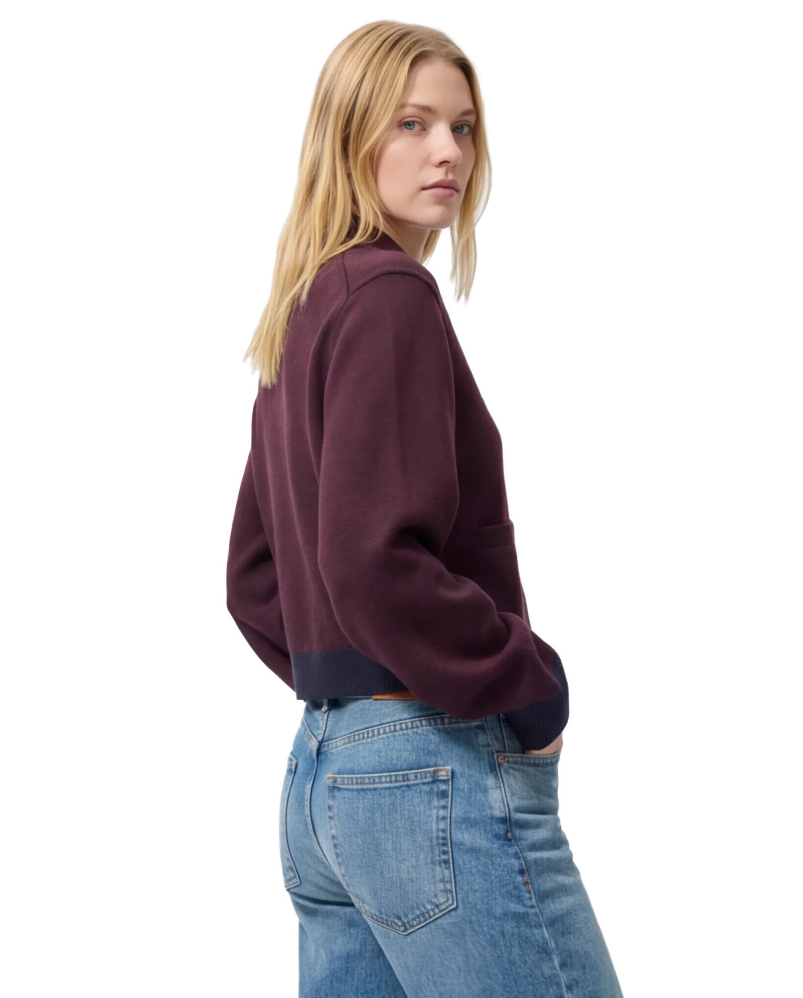 Immagine e-commerce moda con modella in completo bordaux, posa tre quarti su sfondo bianco