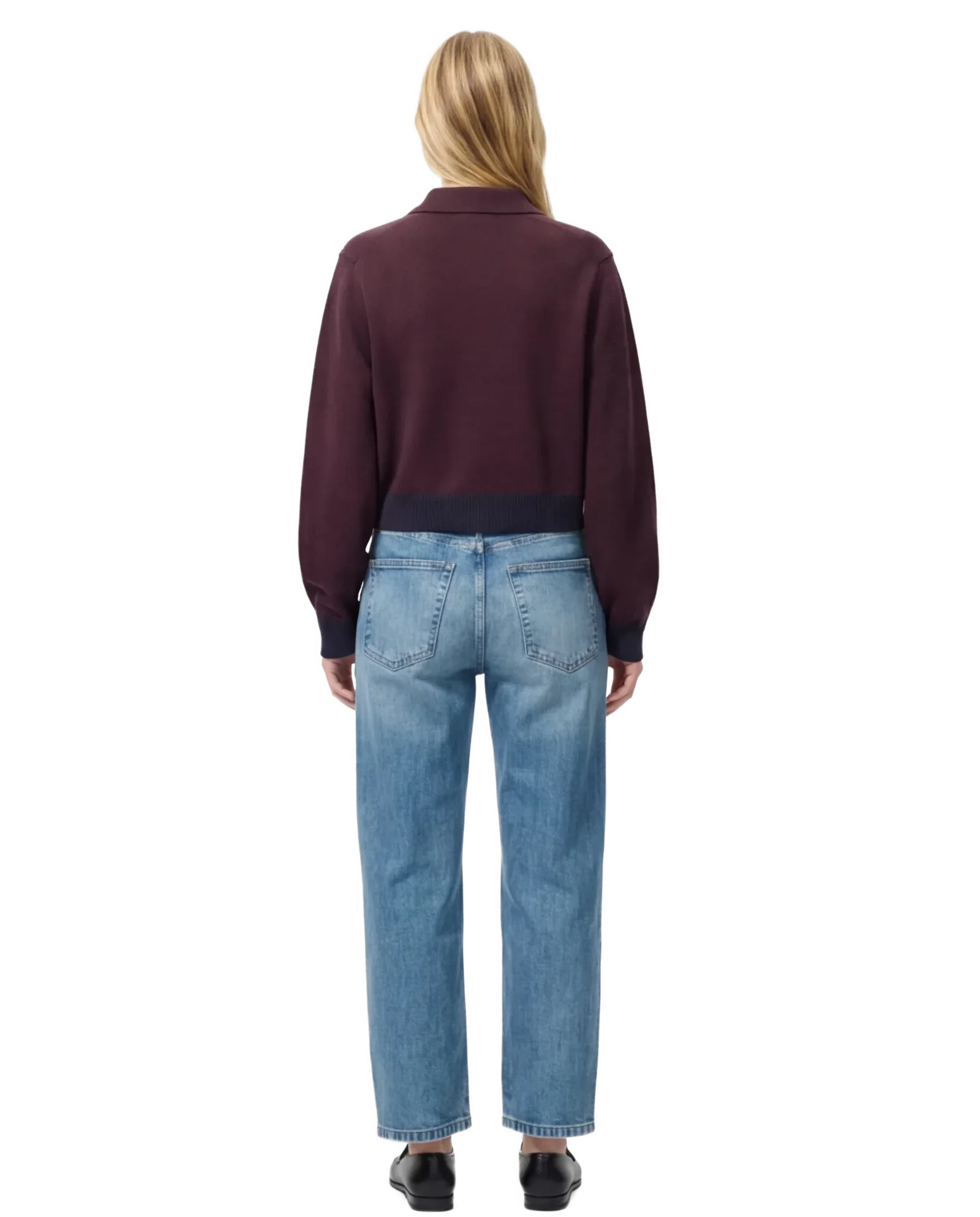 Immagine e-commerce fashion con modella in completo bordaux, vista posteriore su sfondo bianco