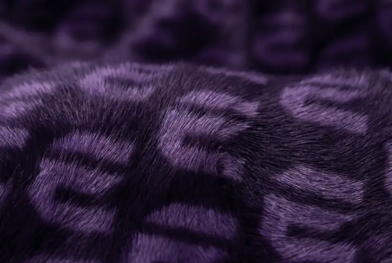 Flacone di profumo su sabbia bagnata con schiuma del mare, immagine prodotto ambientata in spiaggia